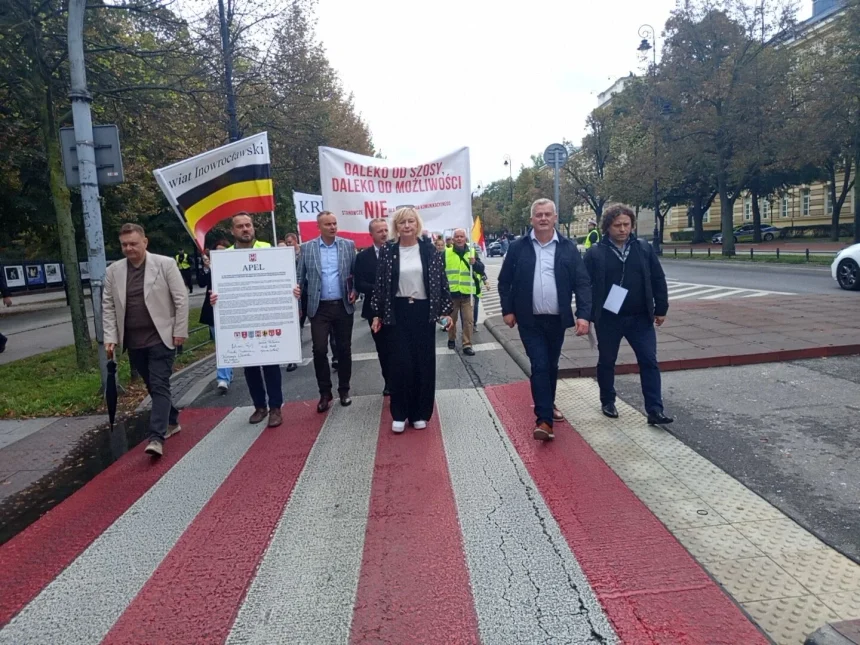 IMG_20260917_123546 Kilka autokarów przyjechało pod Kancelarię Premiera. Powodem walka o drogi