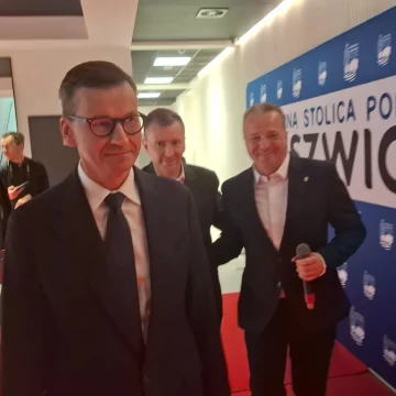 Były premier na otwarciu domu kultury w Kruszwicy.  Padają zarzuty, że zrobiono z tego więc polityczny