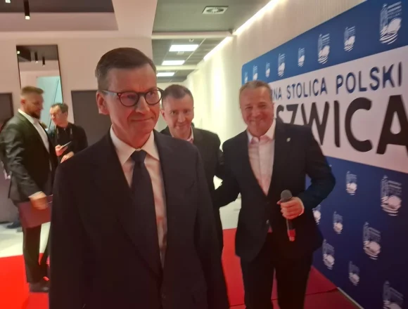Były premier na otwarciu domu kultury w Kruszwicy.  Padają zarzuty, że zrobiono z tego więc polityczny
