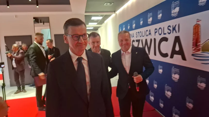 Były premier na otwarciu domu kultury w Kruszwicy.  Padają zarzuty, że zrobiono z tego więc polityczny