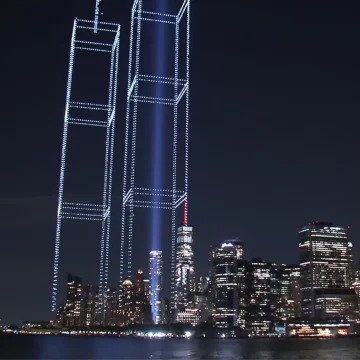 Shotcut_00_00_56_767 Przegląd zagraniczny: Drony odtworzyły wieże World Trade Center