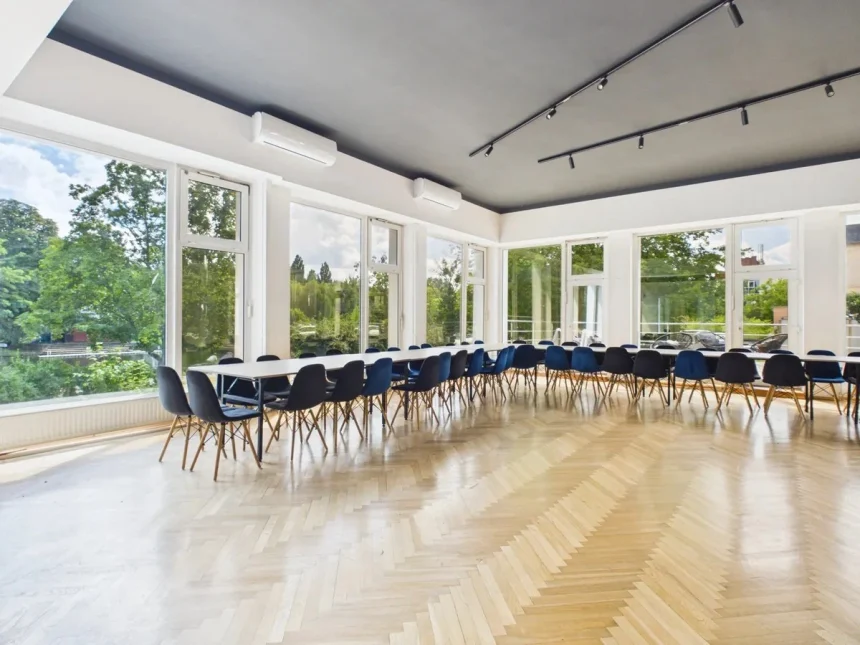 brda144-stol-bankietowy-przy-oknach Stypa bez gotowania w domu i bez gwaru restauracji. W centrum Bydgoszczy działa sala na przyjęcia po pogrzebie