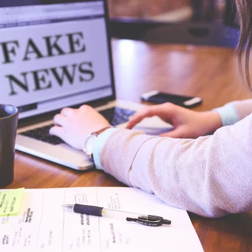 memyselfaneye-fake-news-4881488 Sierpniowe włamanie na portal Radia PiK był elementem większej operacji