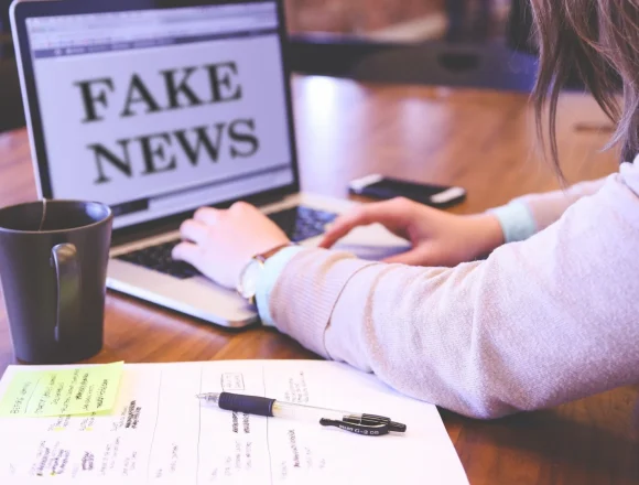 memyselfaneye-fake-news-4881488 Sierpniowe włamanie na portal Radia PiK był elementem większej operacji