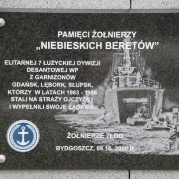 tablica-beerety Weterani ,,niebieskich beretów” domagają się przywrócenia tablicy. Wieloletni spór z IPN