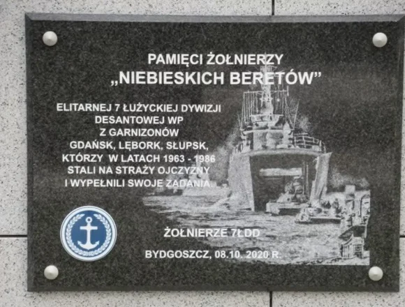 tablica-beerety Weterani ,,niebieskich beretów” domagają się przywrócenia tablicy. Wieloletni spór z IPN