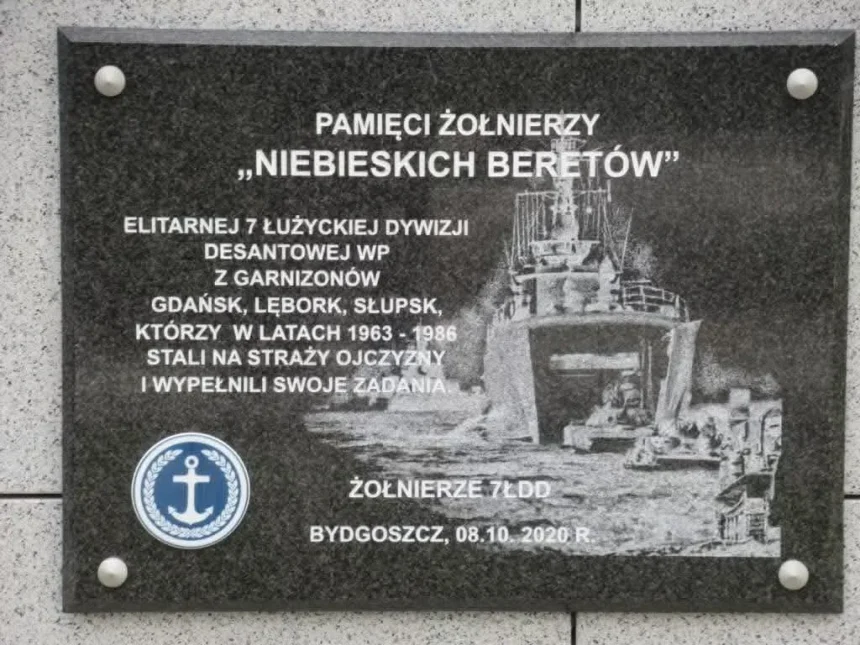 tablica-beerety Weterani ,,niebieskich beretów” domagają się przywrócenia tablicy. Wieloletni spór z IPN
