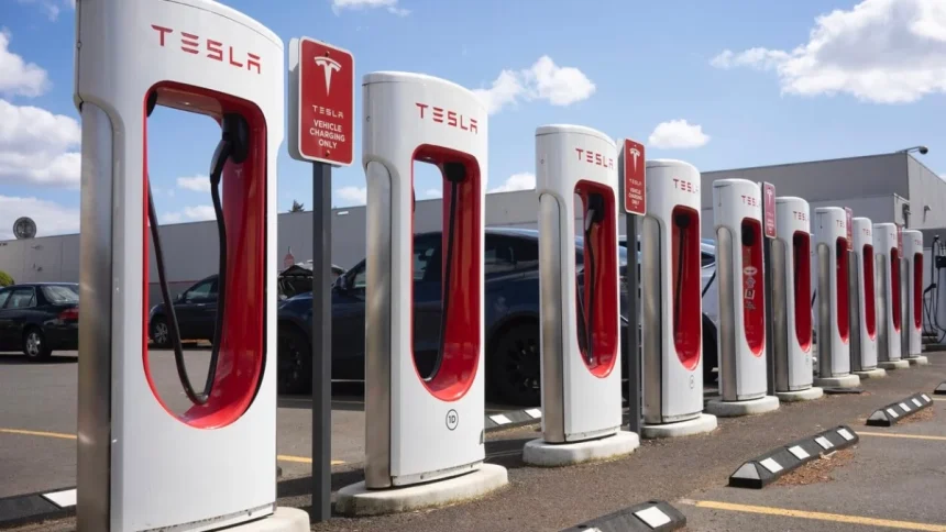 Tesla w Bydgoszczy postawi superładowarkę. Zdecydowali o tym internauci