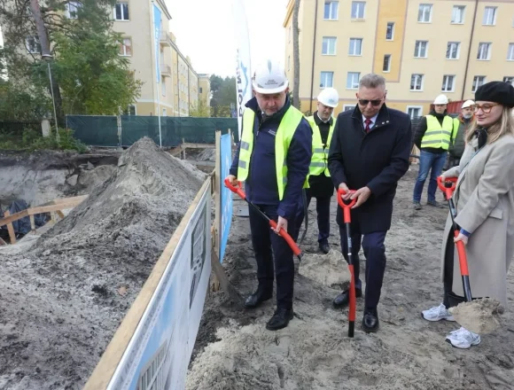 865464743_1168002262320650_65457415923557902_n Gdy w ratuszu padały gorzkie słowa pod adresem marszałka, ten ze swoimi stronnikami fotografował się z łopatą