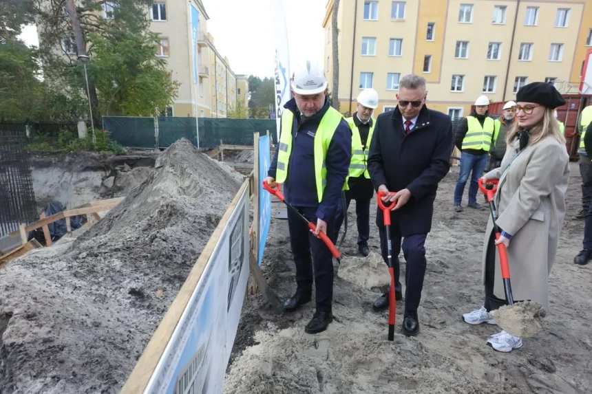 865464743_1168002262320650_65457415923557902_n Gdy w ratuszu padały gorzkie słowa pod adresem marszałka, ten ze swoimi stronnikami fotografował się z łopatą