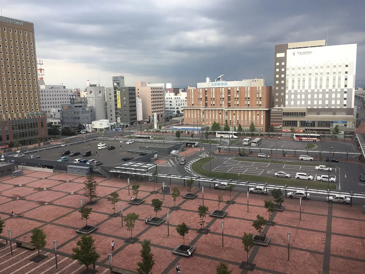 Metropolia podobne jak bydgoska w USA i Japonii JR-Asahikawa-North-Entrance01